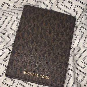 Michael kors passport holder